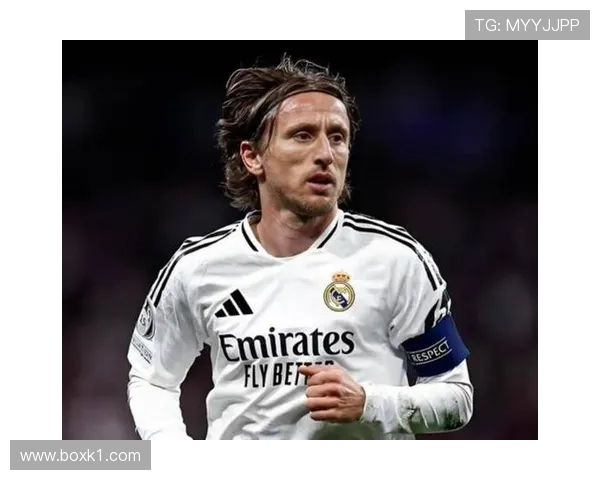 德容与莫德里奇中场核心对比：组织能力与节奏控制差异解析